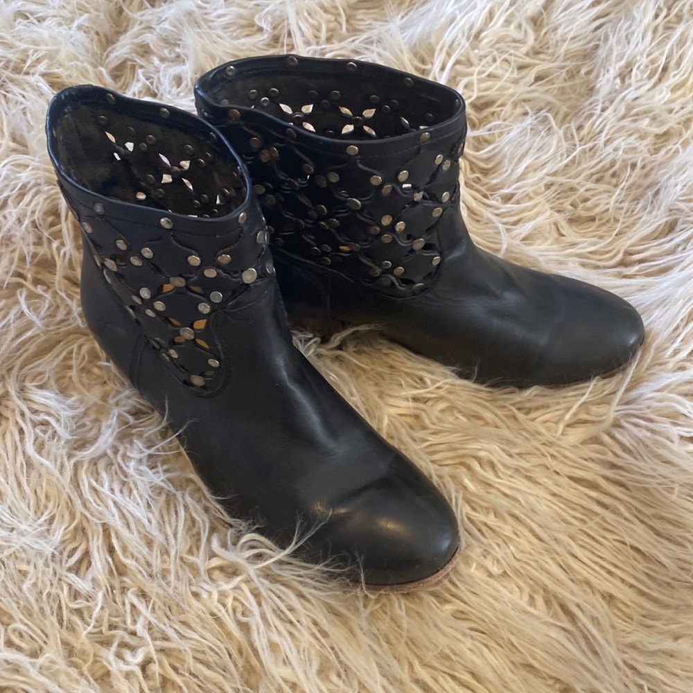 Frye black leather ankle cut out boots size 7